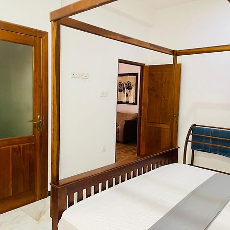 Sand & Surf Guest House Negombo Esterno foto