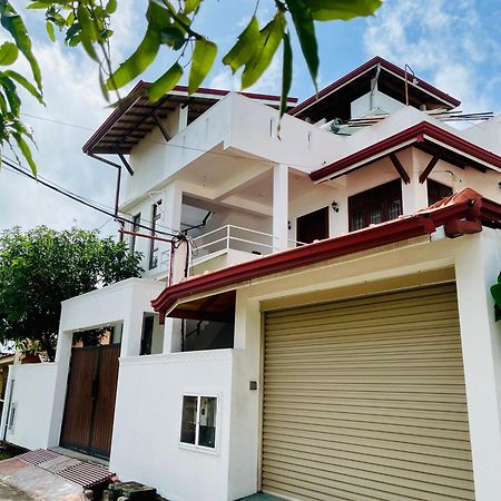 Sand & Surf Guest House Negombo Esterno foto