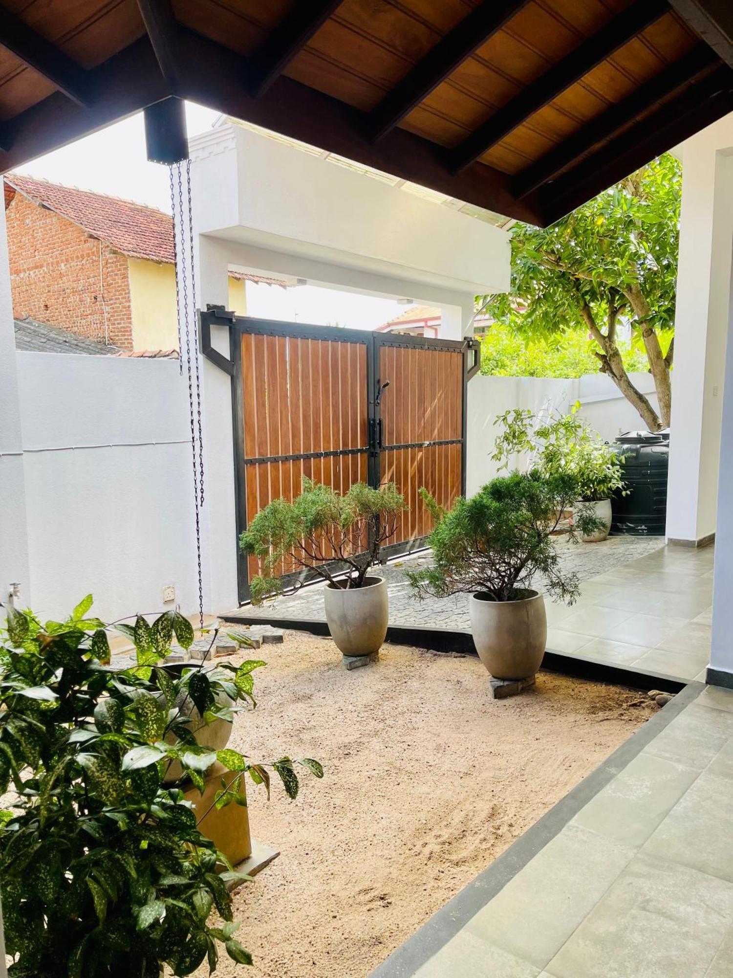 Sand & Surf Guest House Negombo Esterno foto