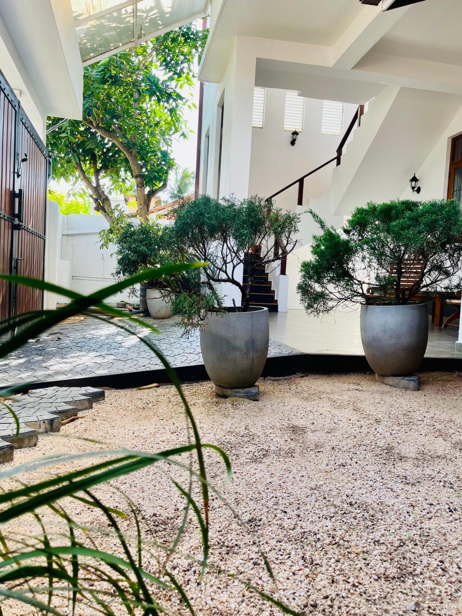 Sand & Surf Guest House Negombo Esterno foto