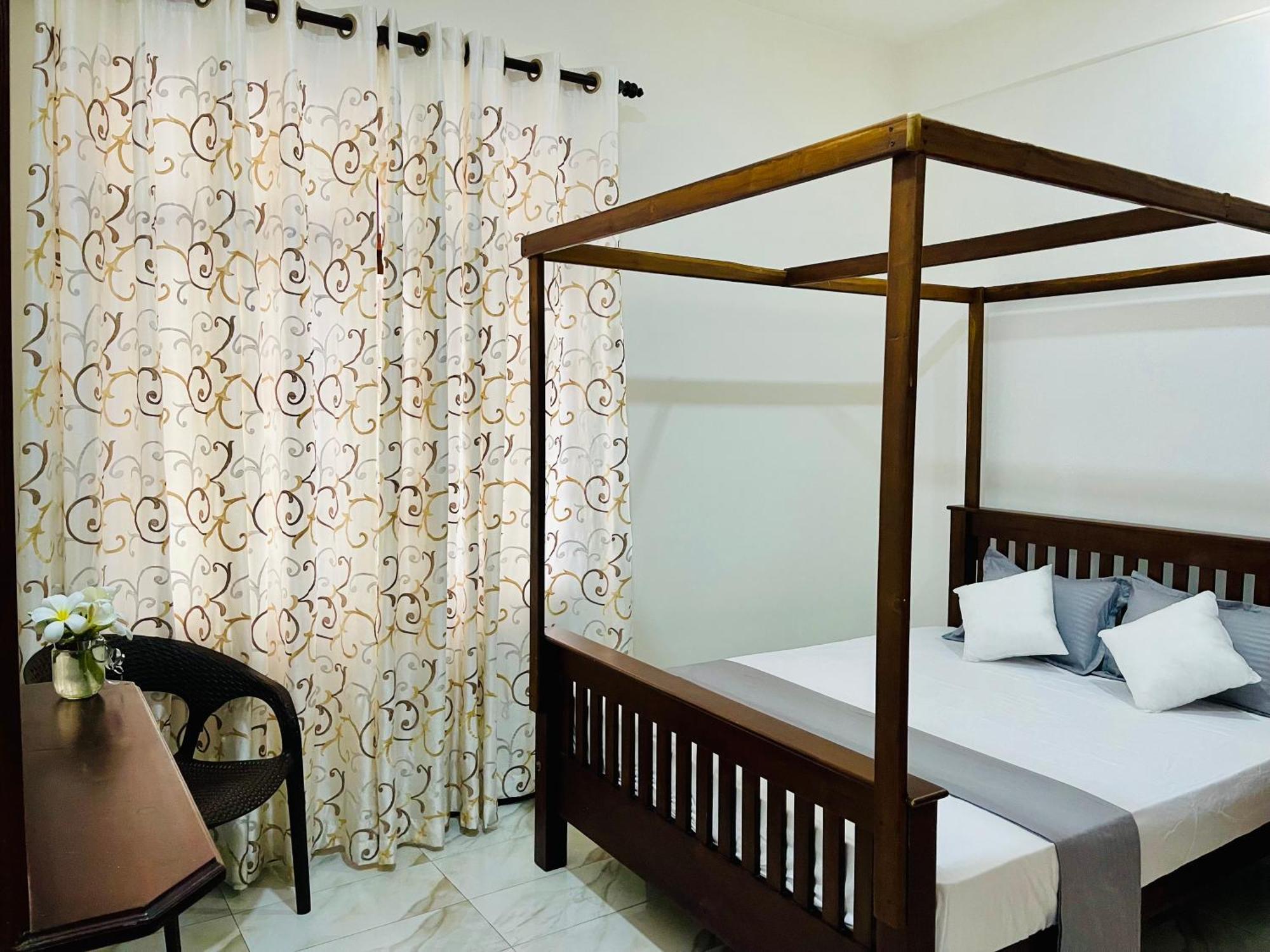 Sand & Surf Guest House Negombo Esterno foto
