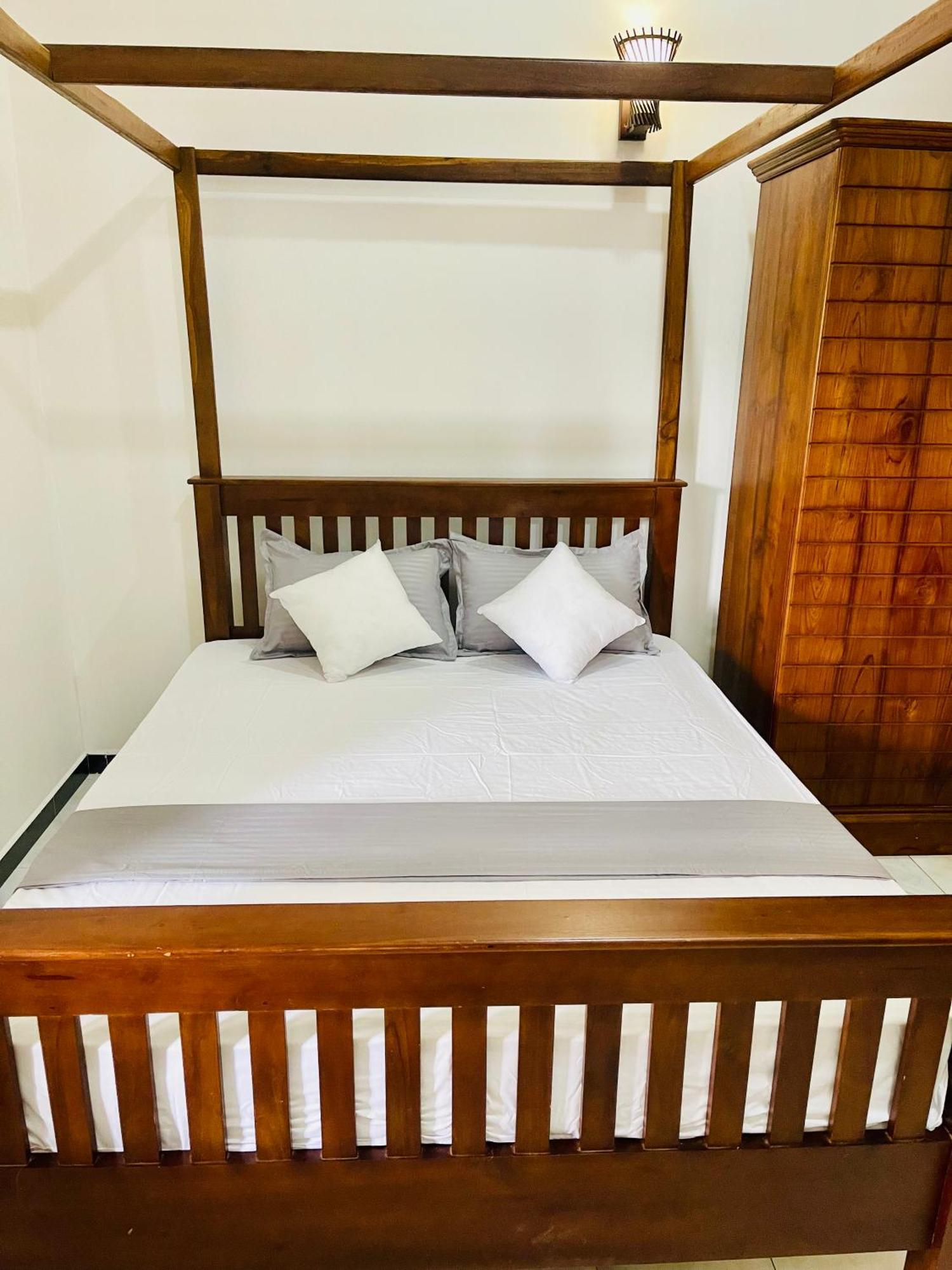 Sand & Surf Guest House Negombo Esterno foto
