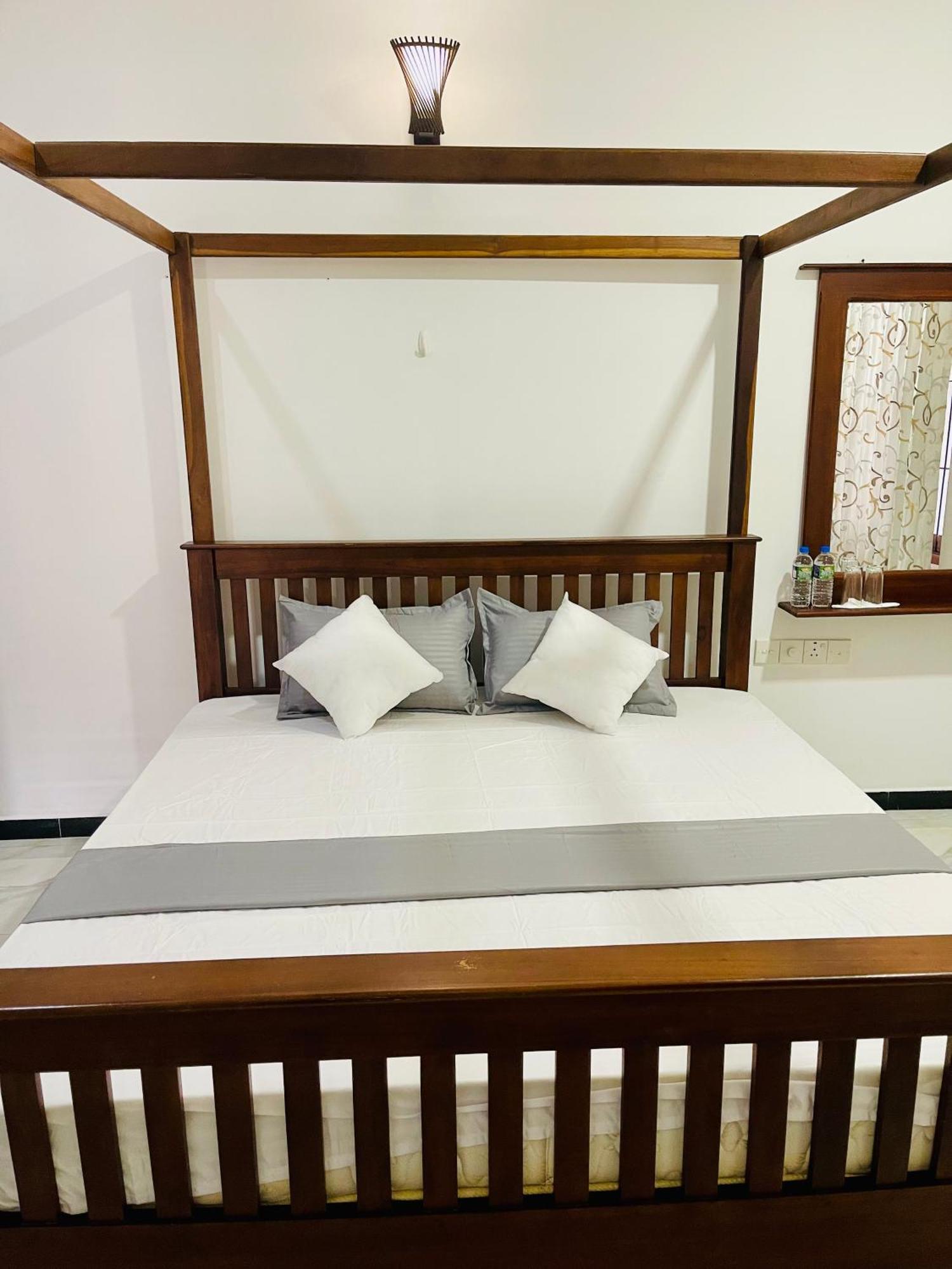 Sand & Surf Guest House Negombo Esterno foto