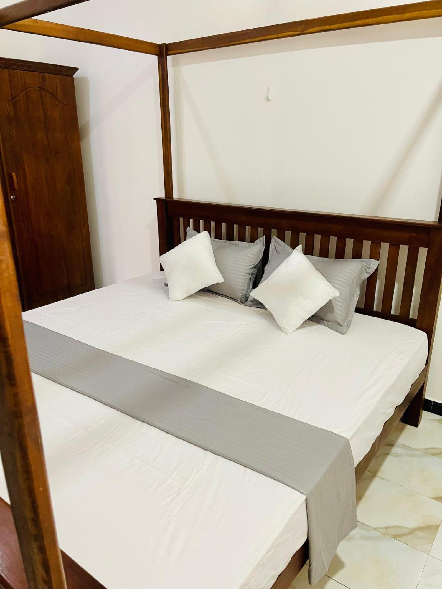 Sand & Surf Guest House Negombo Esterno foto