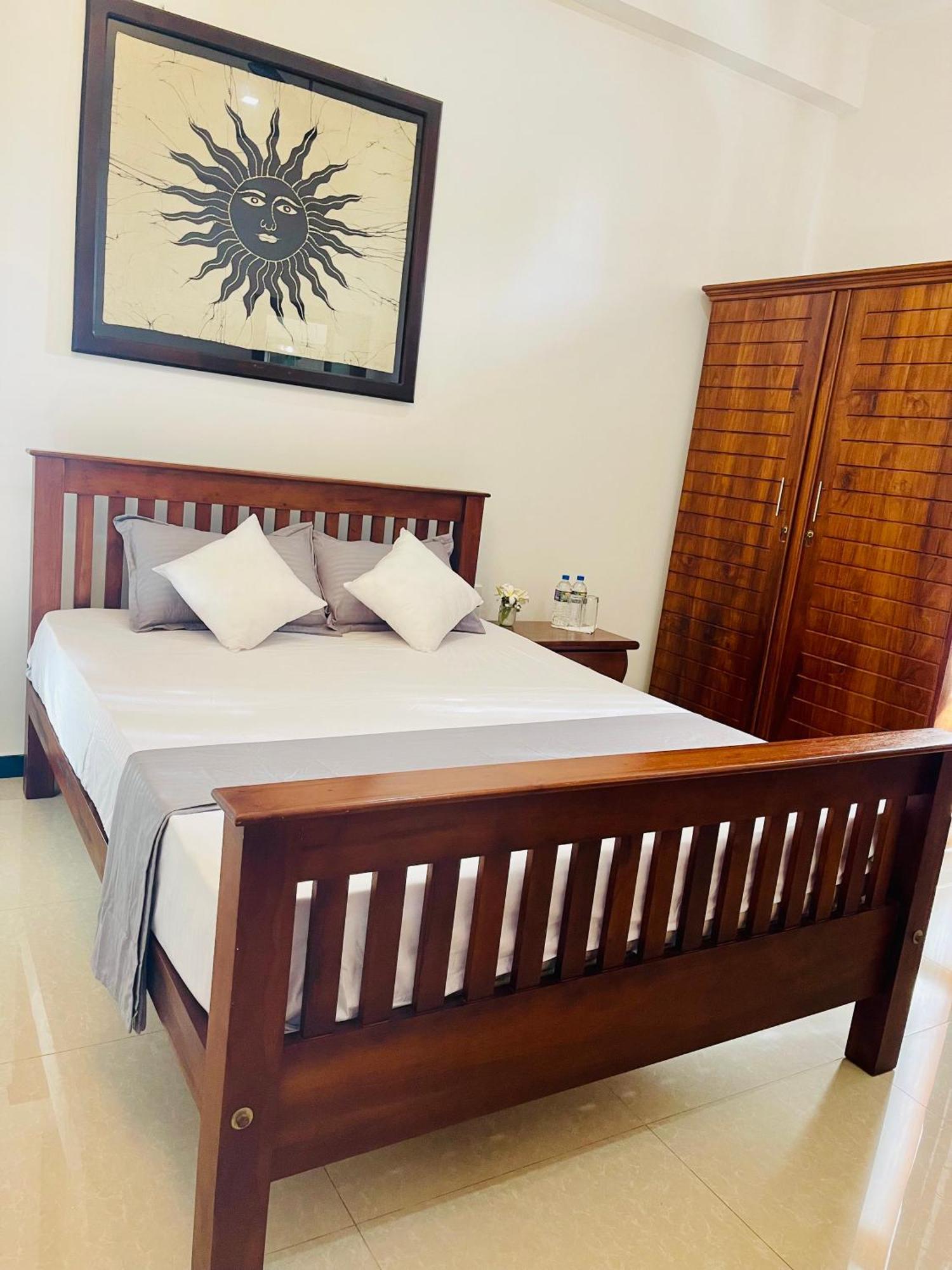 Sand & Surf Guest House Negombo Esterno foto