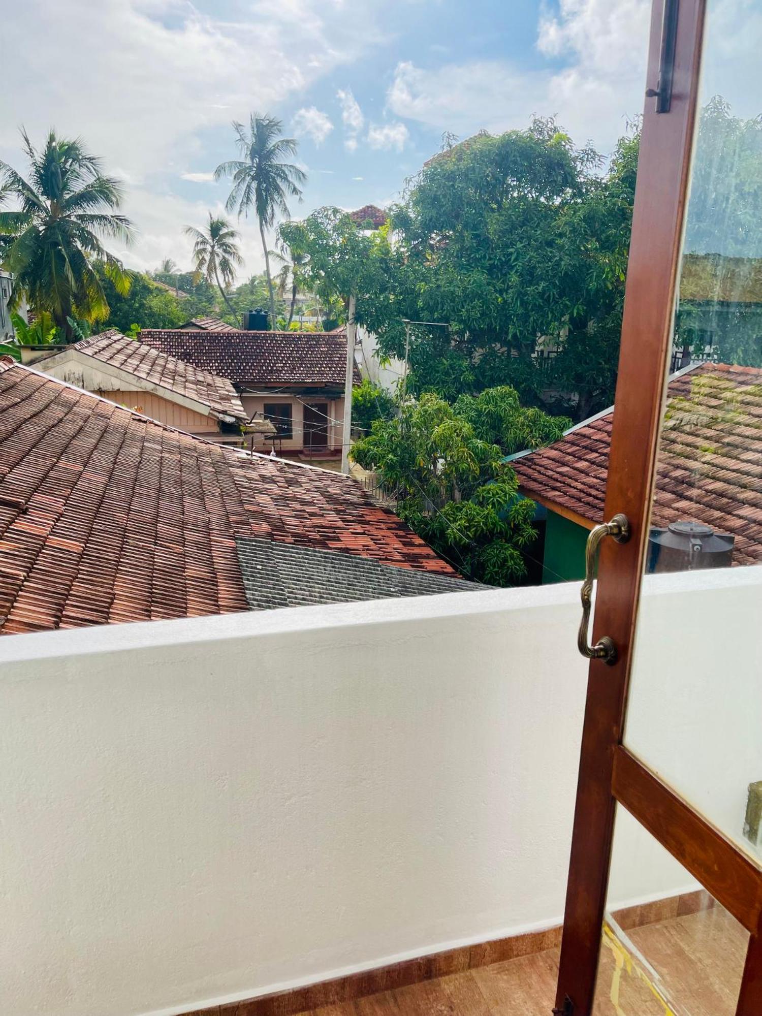 Sand & Surf Guest House Negombo Esterno foto