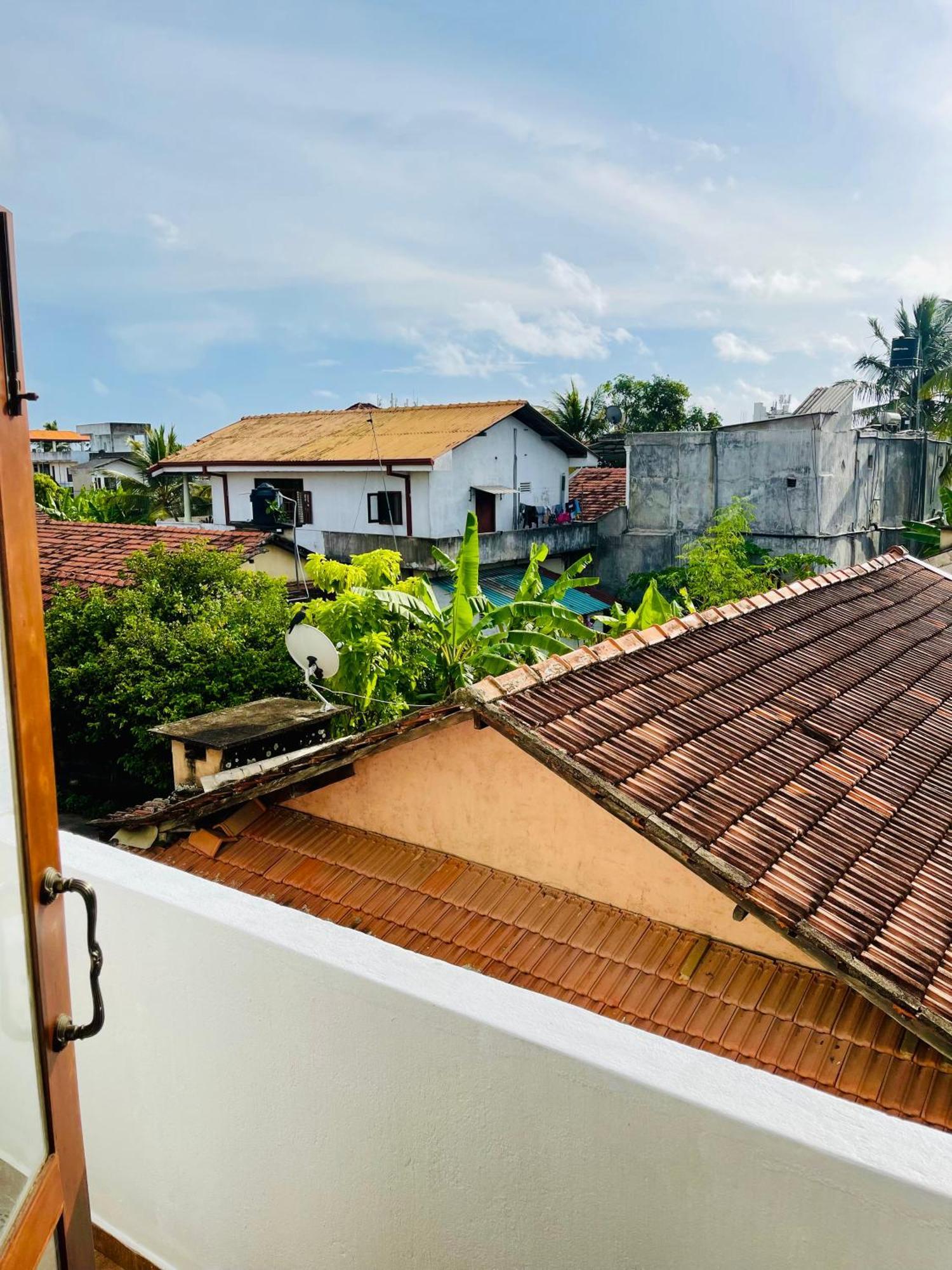 Sand & Surf Guest House Negombo Esterno foto