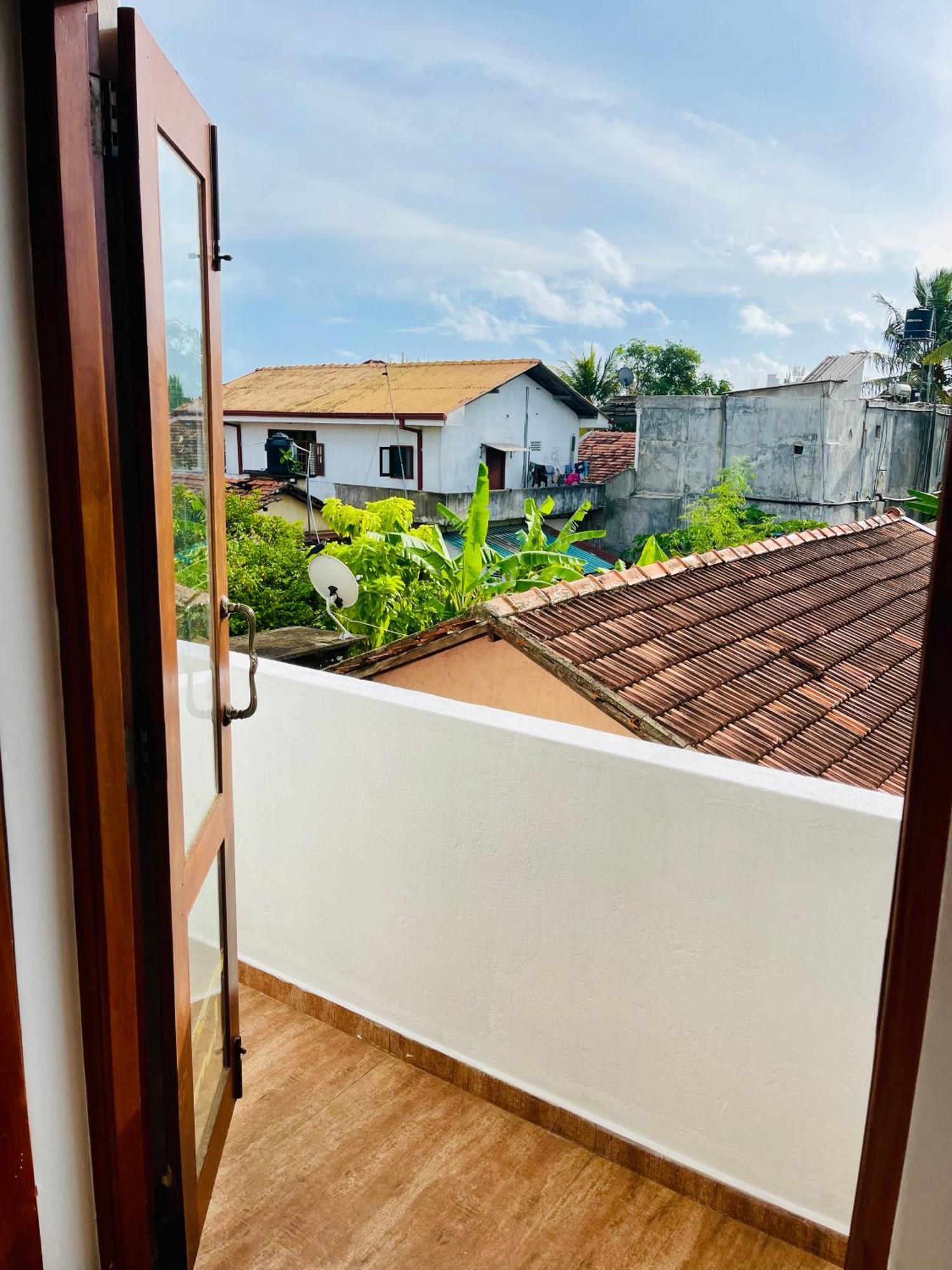 Sand & Surf Guest House Negombo Esterno foto