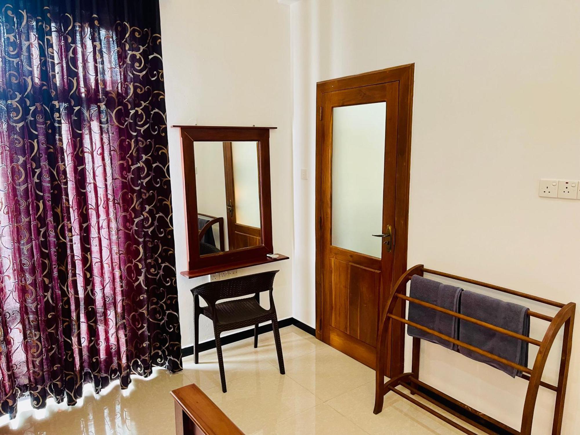 Sand & Surf Guest House Negombo Esterno foto
