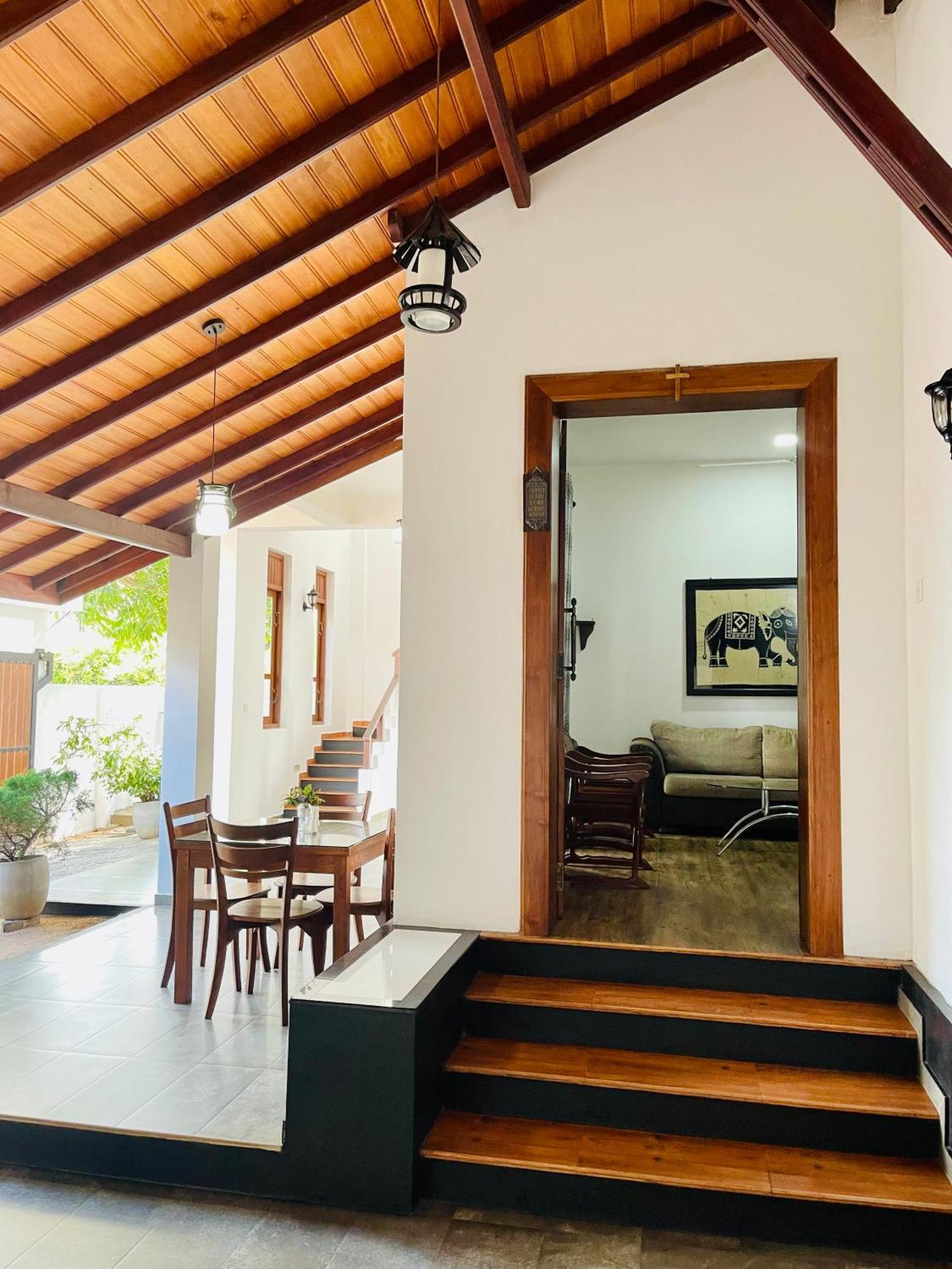 Sand & Surf Guest House Negombo Esterno foto