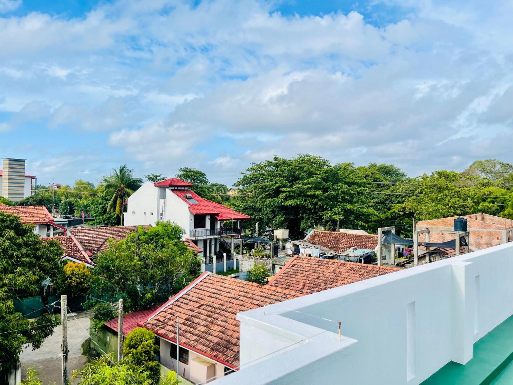 Sand & Surf Guest House Negombo Esterno foto
