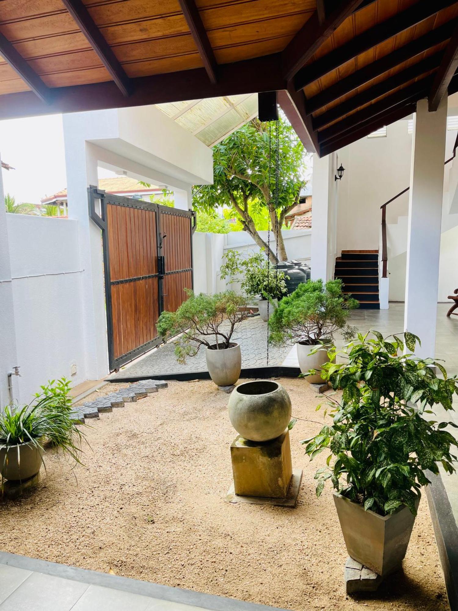 Sand & Surf Guest House Negombo Esterno foto