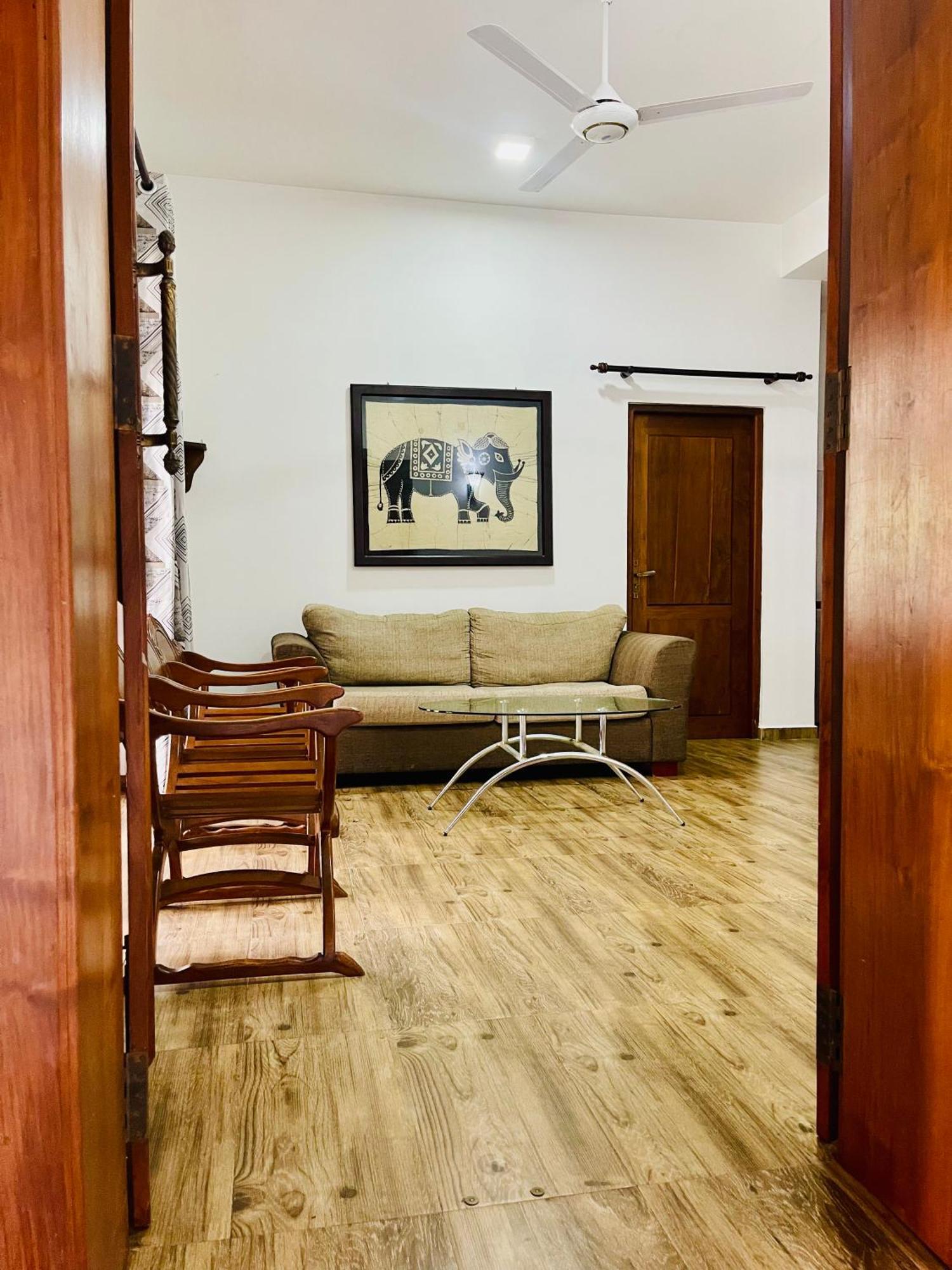 Sand & Surf Guest House Negombo Esterno foto