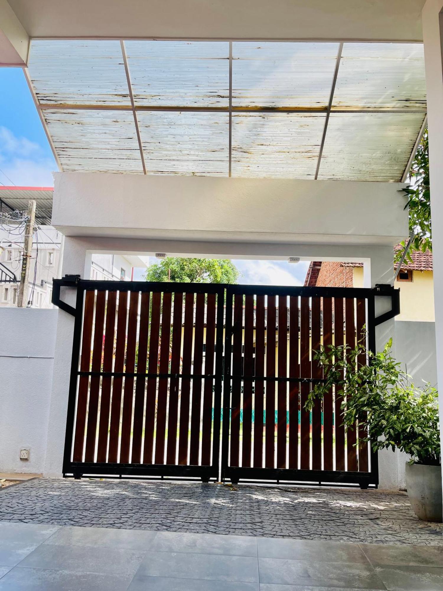 Sand & Surf Guest House Negombo Esterno foto