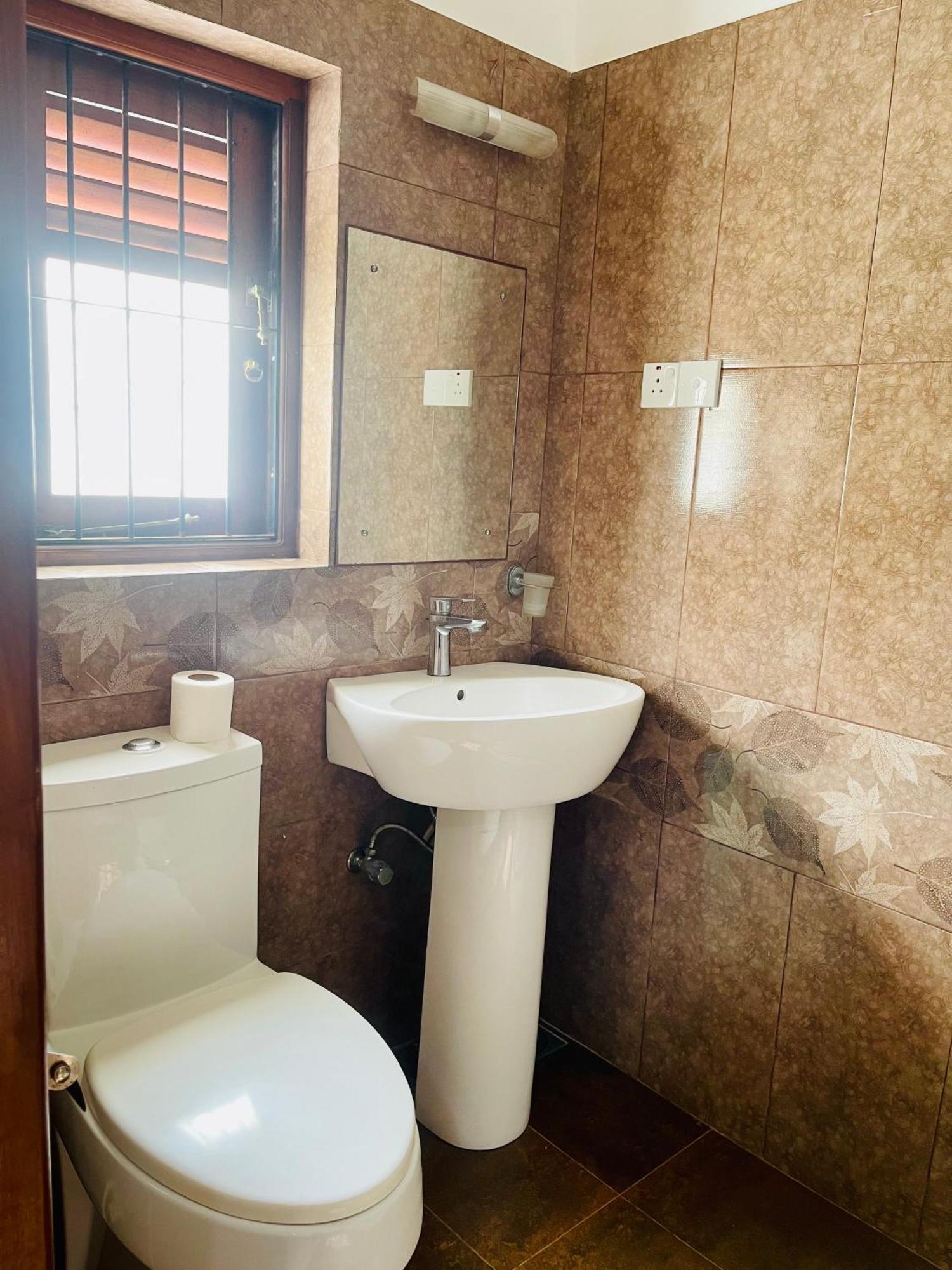 Sand & Surf Guest House Negombo Esterno foto