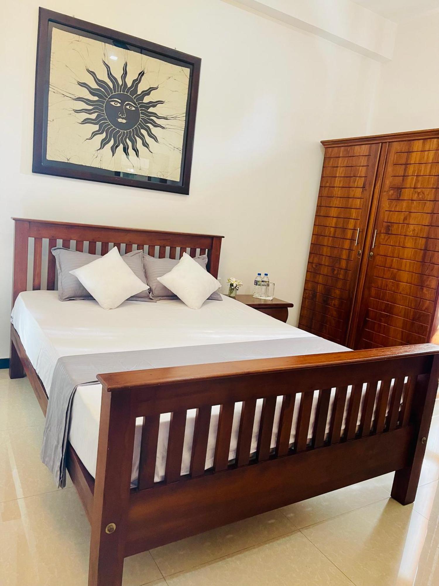 Sand & Surf Guest House Negombo Esterno foto