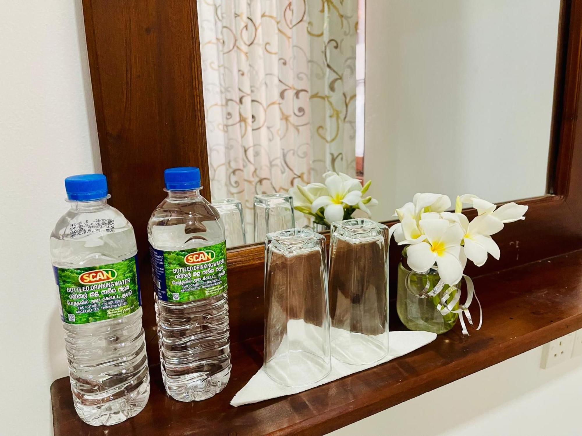 Sand & Surf Guest House Negombo Esterno foto