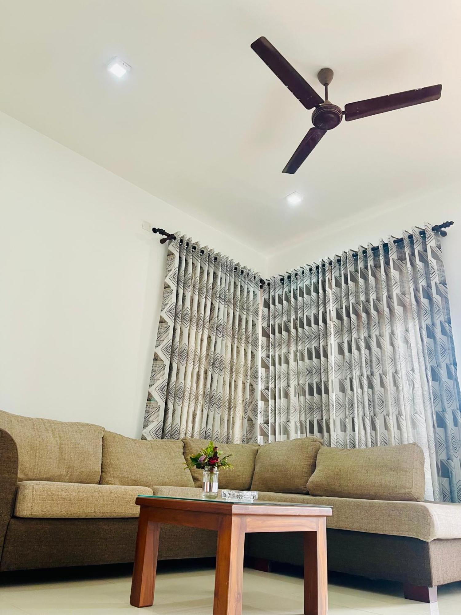 Sand & Surf Guest House Negombo Esterno foto