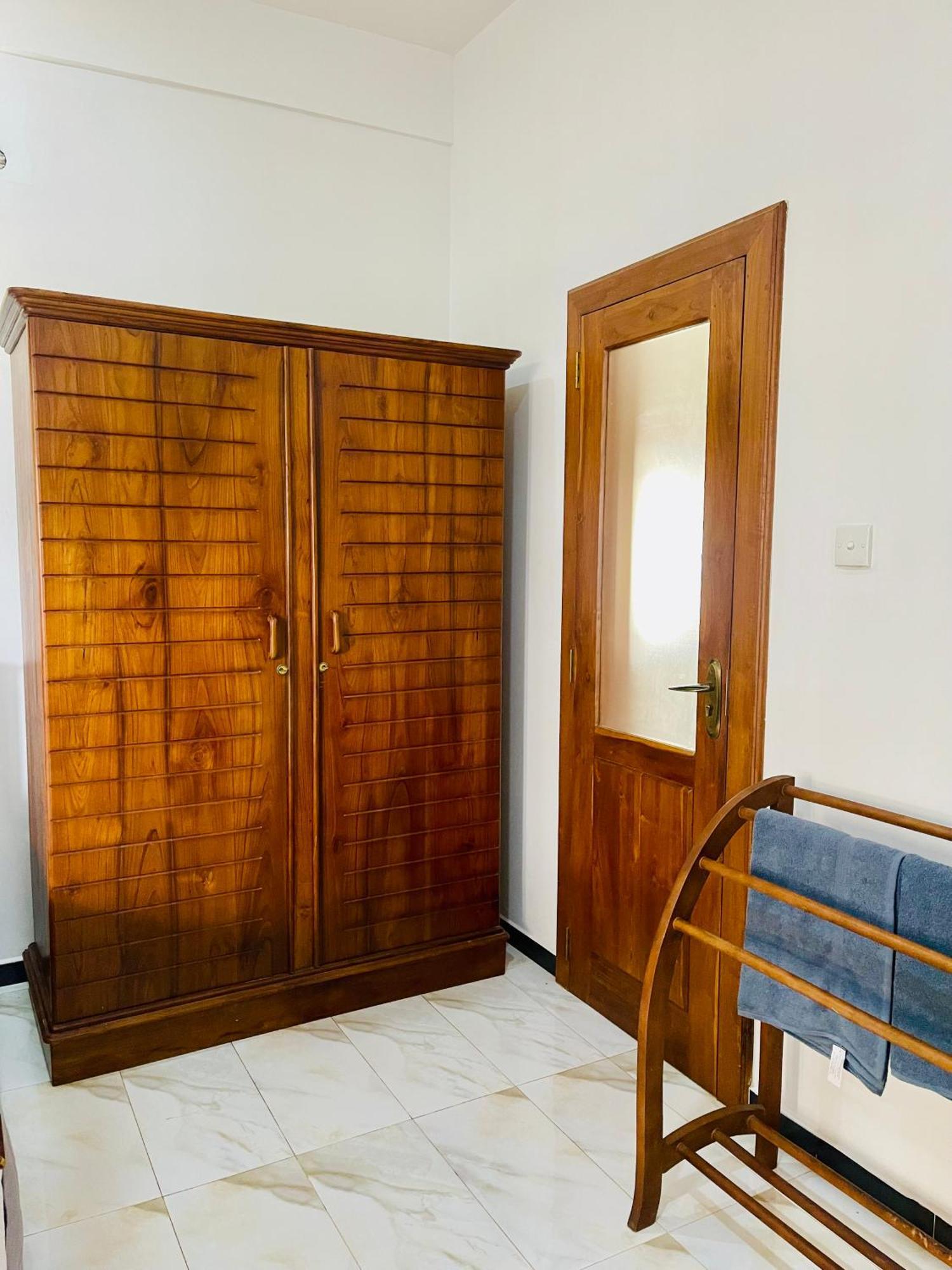 Sand & Surf Guest House Negombo Esterno foto