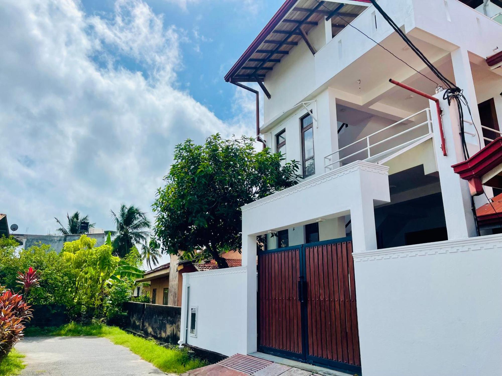 Sand & Surf Guest House Negombo Esterno foto