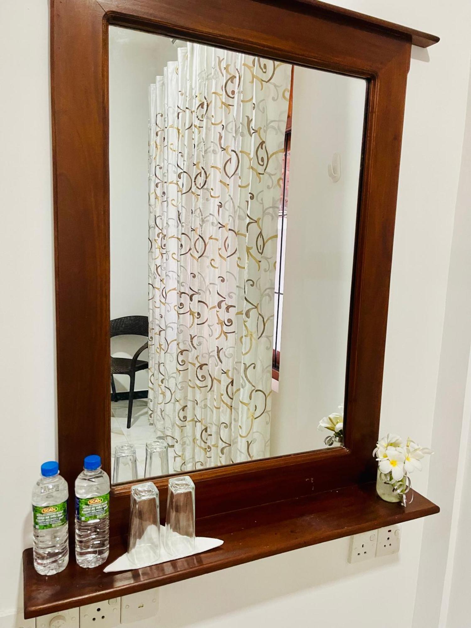 Sand & Surf Guest House Negombo Esterno foto