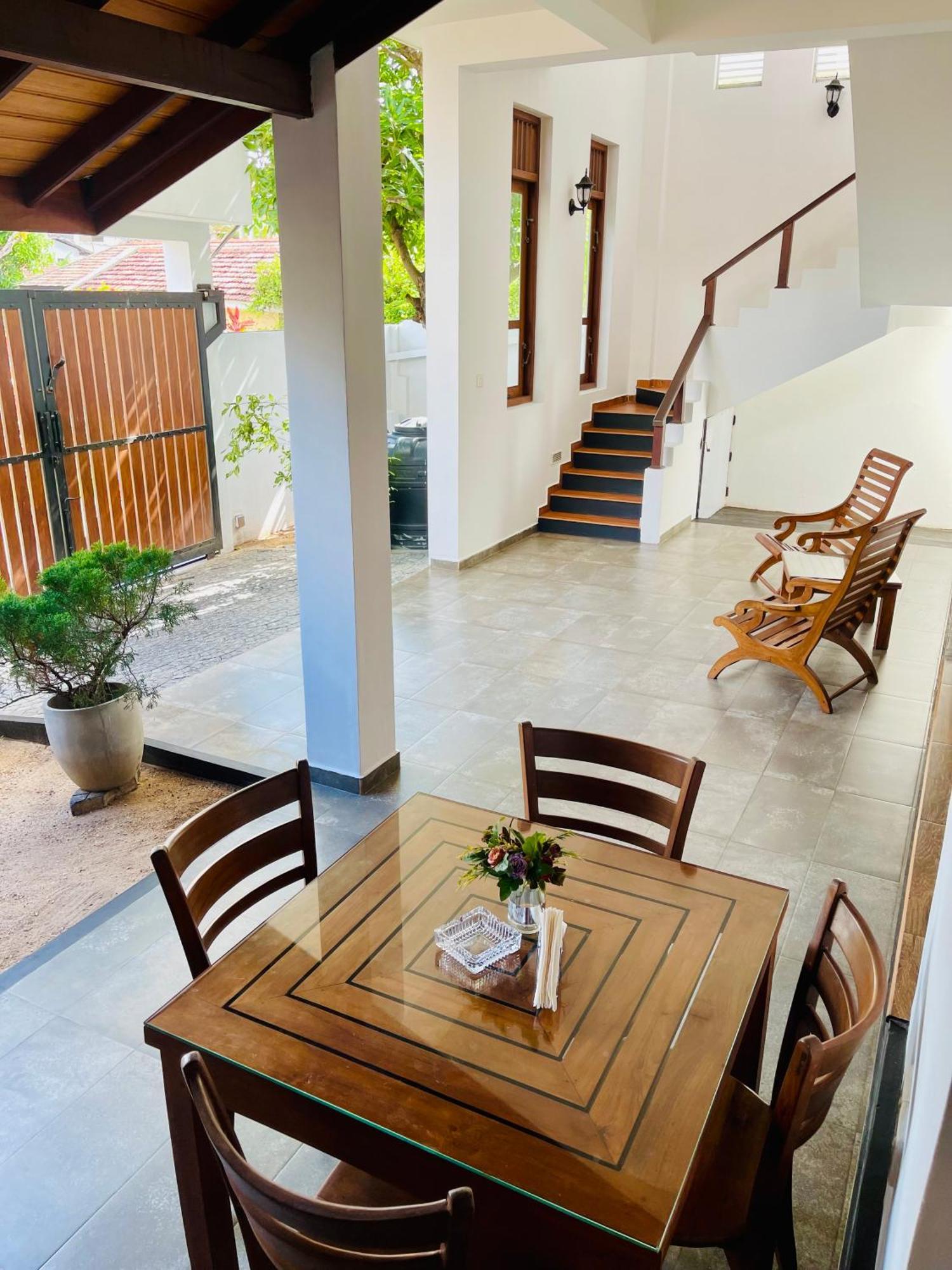 Sand & Surf Guest House Negombo Esterno foto