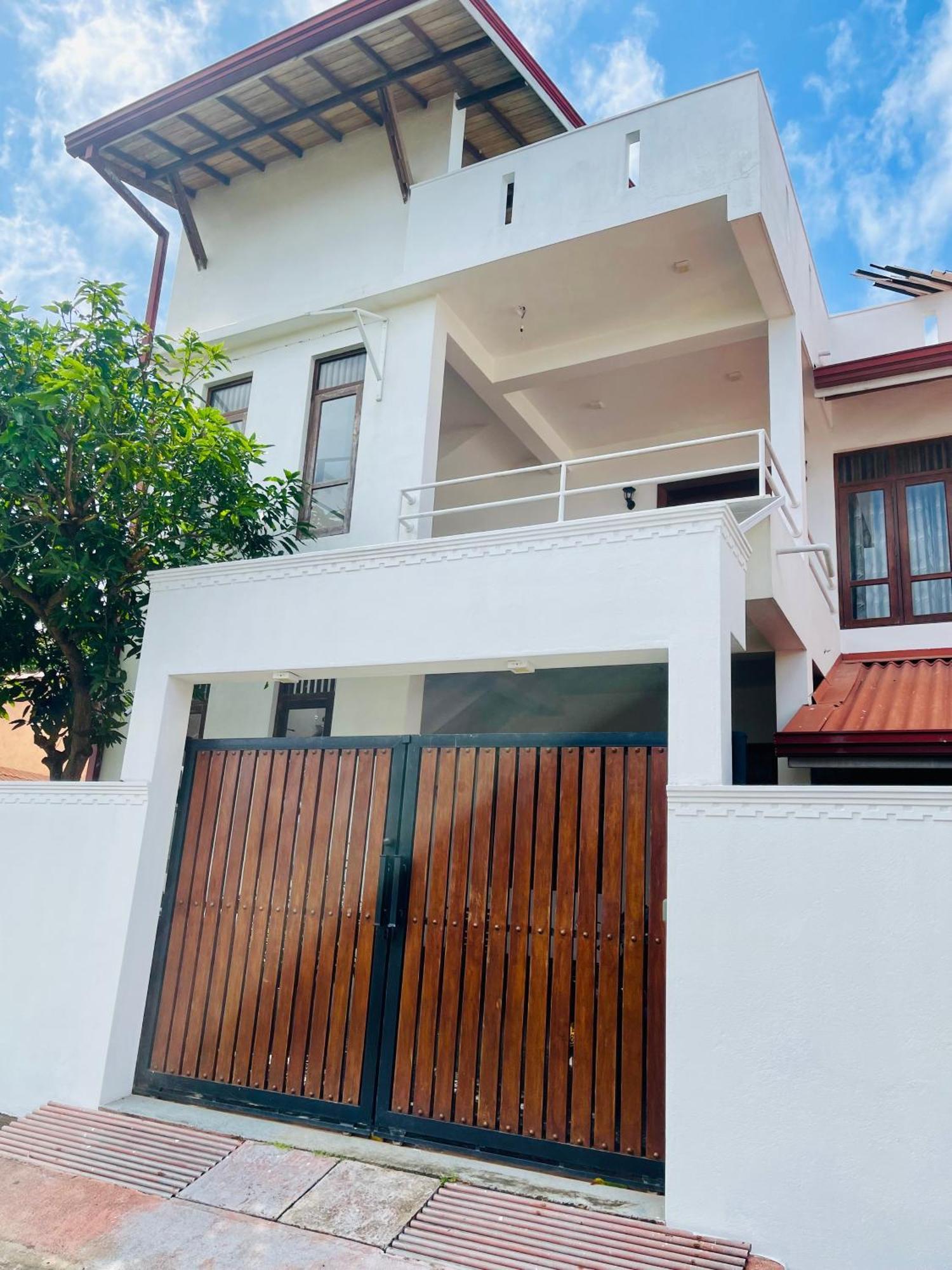 Sand & Surf Guest House Negombo Esterno foto