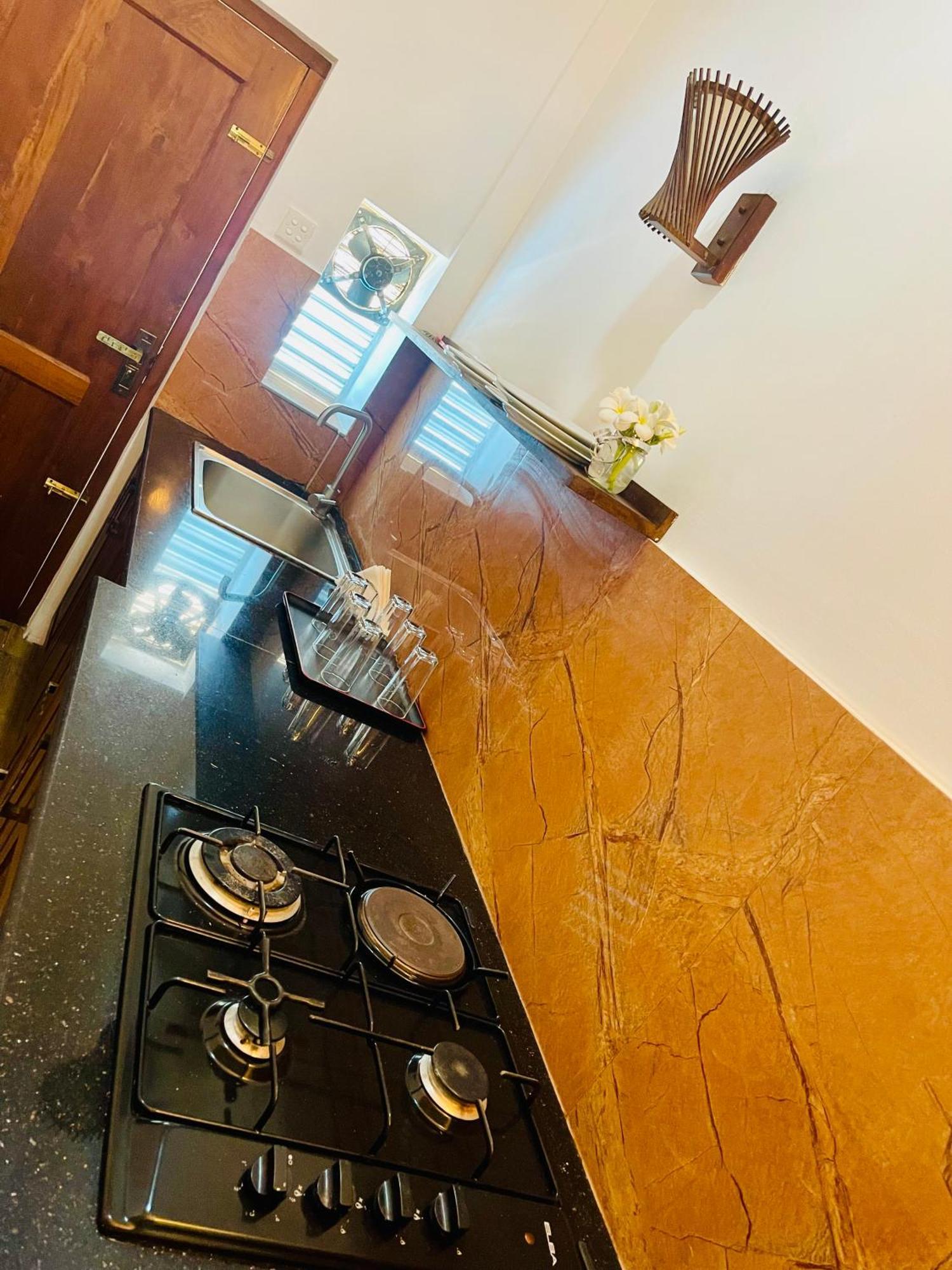 Sand & Surf Guest House Negombo Esterno foto