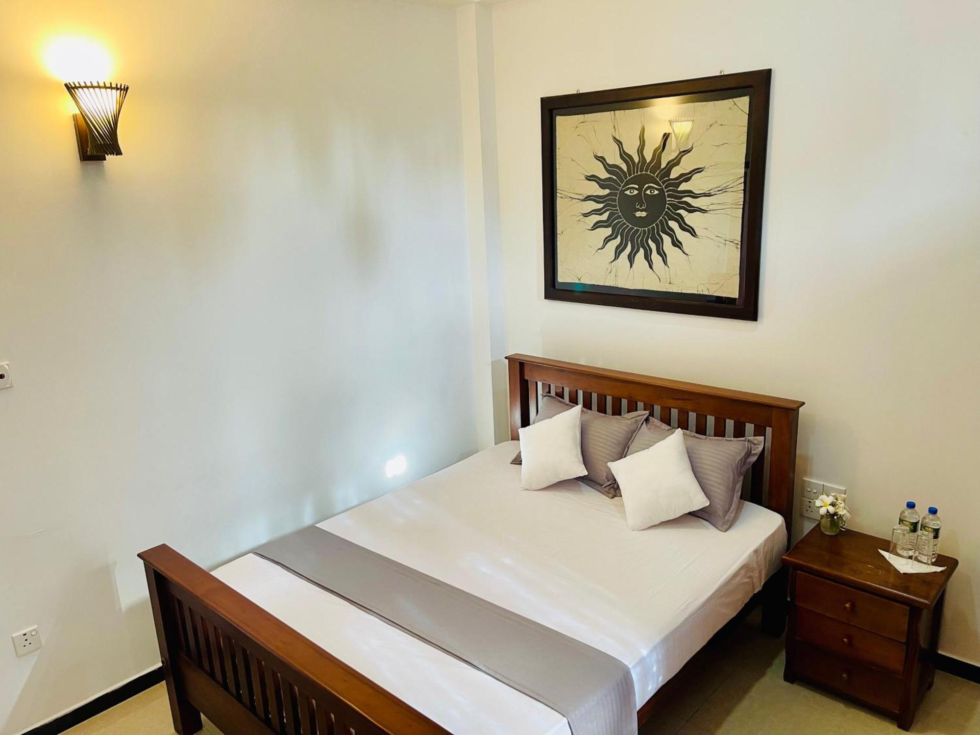 Sand & Surf Guest House Negombo Esterno foto