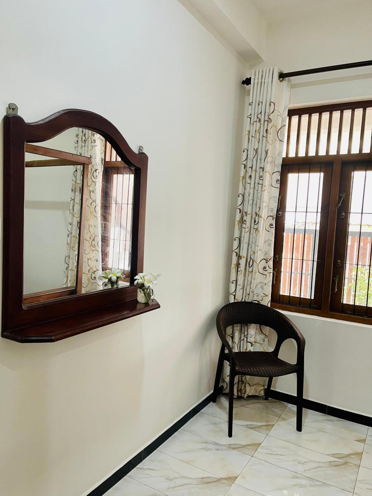 Sand & Surf Guest House Negombo Esterno foto