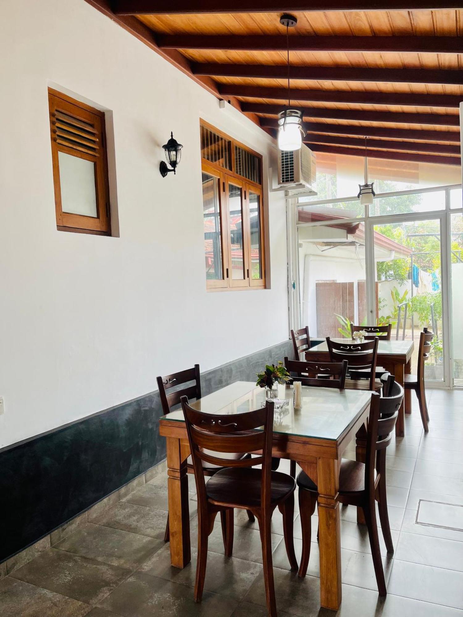 Sand & Surf Guest House Negombo Esterno foto