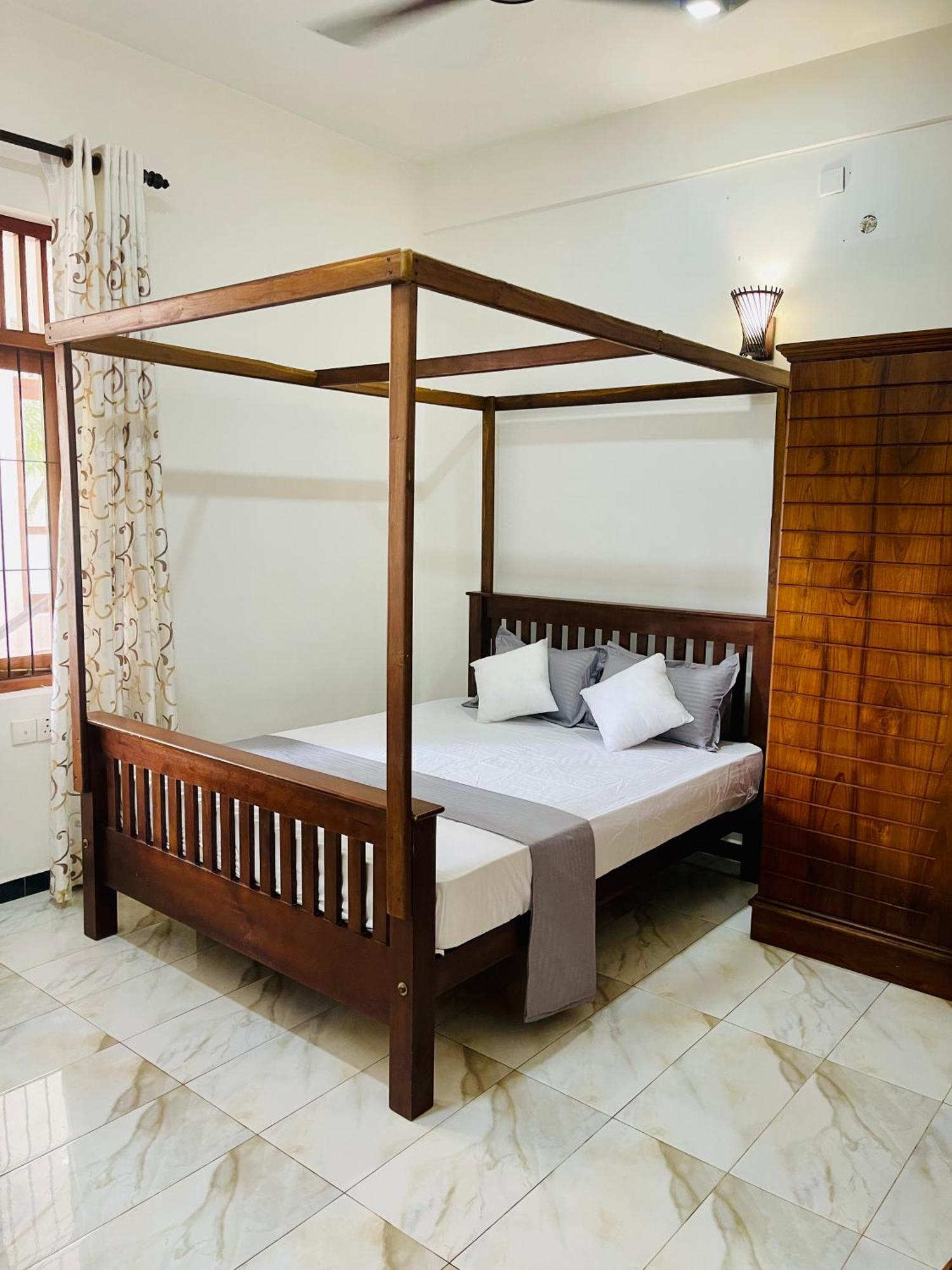 Sand & Surf Guest House Negombo Esterno foto