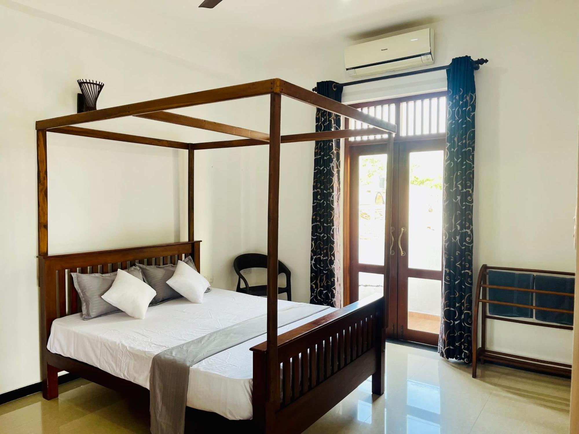 Sand & Surf Guest House Negombo Esterno foto