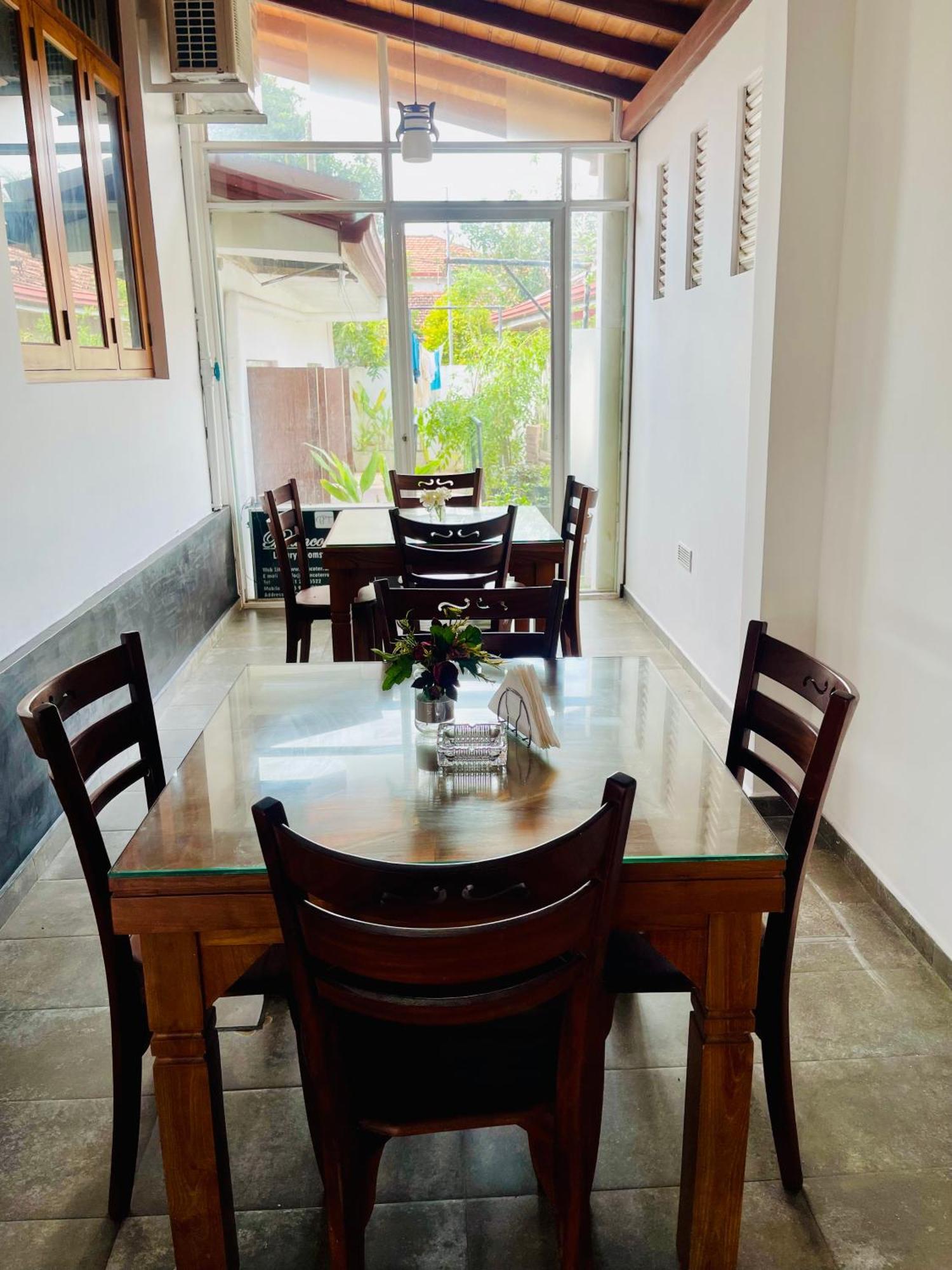 Sand & Surf Guest House Negombo Esterno foto