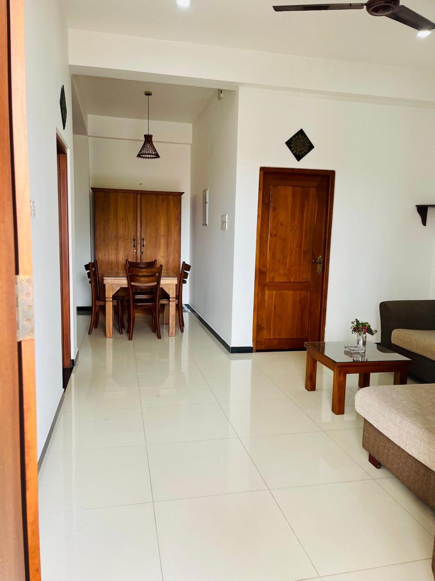Sand & Surf Guest House Negombo Esterno foto